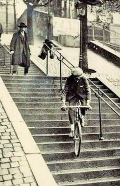 Samedi 3 juin 2023 – Centenaire de la descente à vélo par Pierre Labric des escaliers de la Butte et du 1er étage de la Tour Eiffel